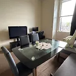 Comfy 2 Bedroom Flat Near Edinburgh City Center